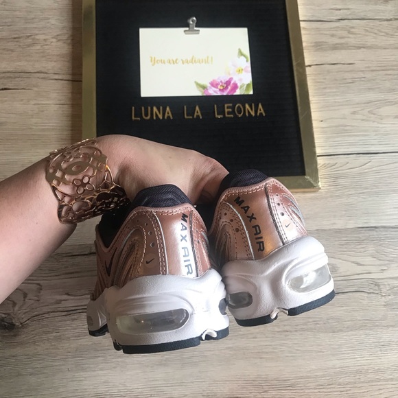 NEW Nike Air Max Tailwind IV Sneakers, CT1184-900, size 7 Women - Picture 11 of 13